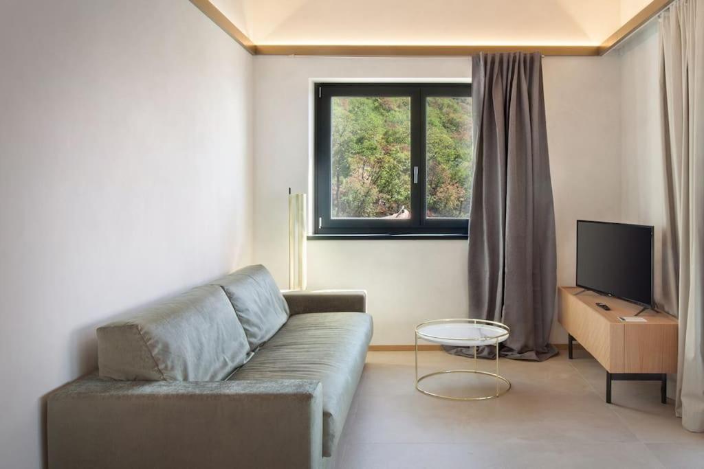 Villa Divina - Apt Divina Con Piscina E Vista Lago Castelletto Di Brenzone Exteriér fotografie